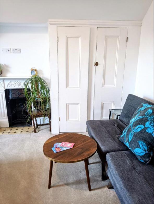 Appartamento Stylish 2-Bed Flat, Quick Access To London Sights Esterno foto