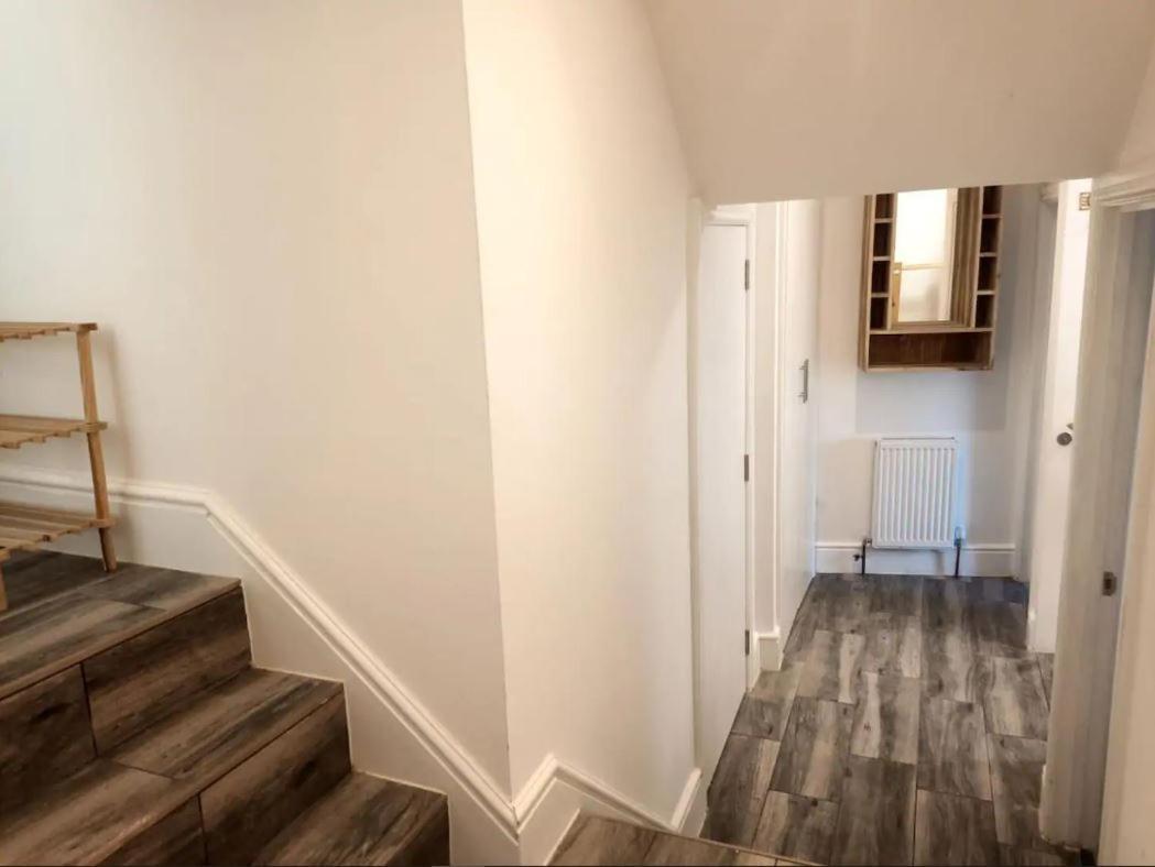 Appartamento Stylish 2-Bed Flat, Quick Access To London Sights Esterno foto