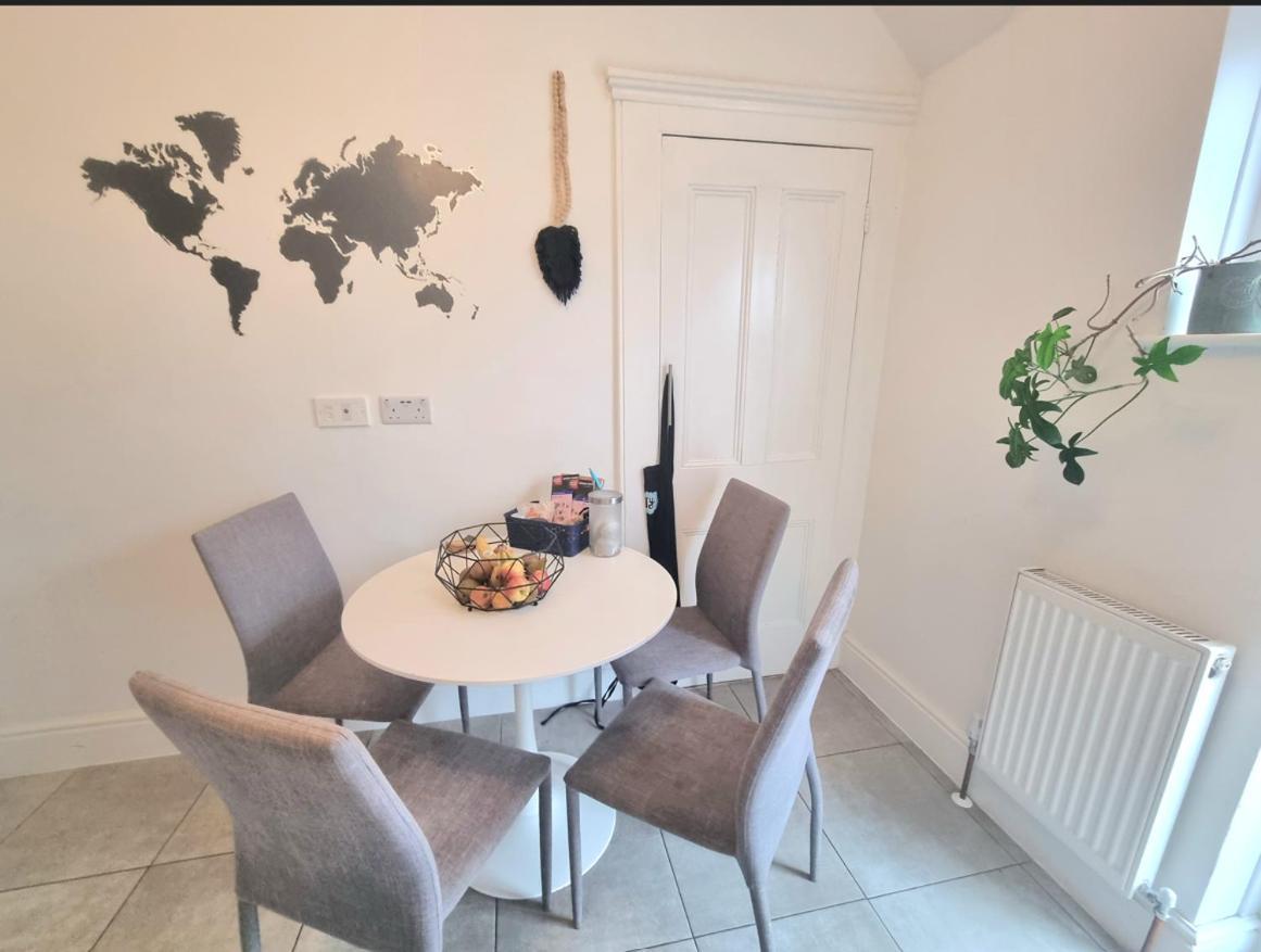 Appartamento Stylish 2-Bed Flat, Quick Access To London Sights Esterno foto